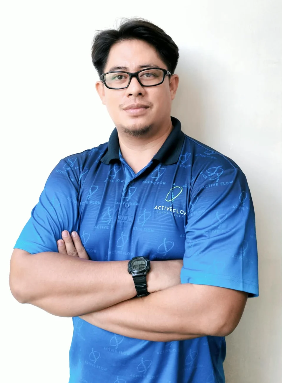 Potret Amin berkacamata mengenakan polo biru Active Flow